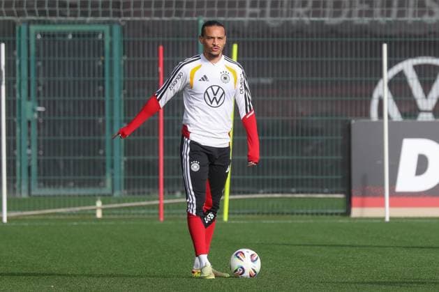 13.11.2025, xgox, Fussball - Nationalmannschaft Training emspor, v.l. Leroy Sane (Deutschland, ) (DFL DFB REGULATIONS PROHIBIT ANY USE OF PHOTOGRAPHS as IMAGE SEQUENCES and or QUASI-VIDEO) Wolfsburg