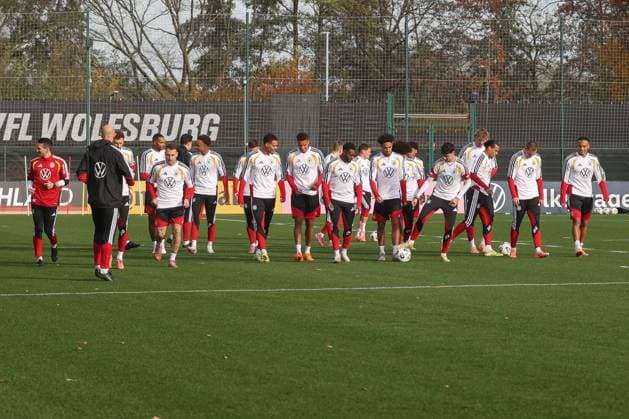 13.11.2025, xgox, Fussball - Nationalmannschaft Training emspor, v.l. Die Mannschaft beim Warmlaufen (DFL DFB REGULATIONS PROHIBIT ANY USE OF PHOTOGRAPHS as IMAGE SEQUENCES and or QUASI-VIDEO) Wolfsburg
