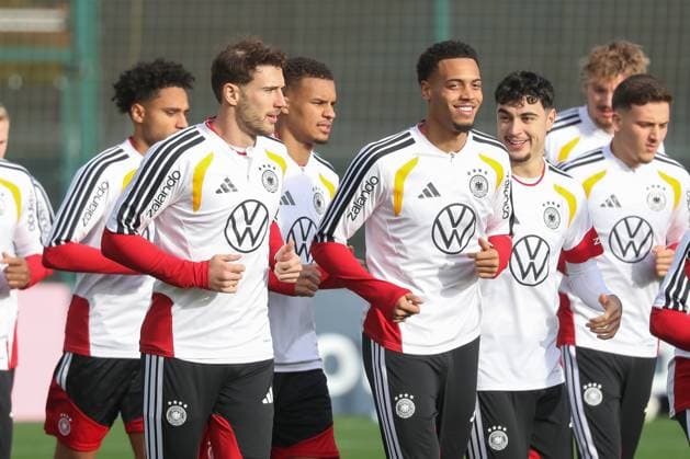 13.11.2025, xgox, Fussball - Nationalmannschaft Training emspor, v.l. Leon Goretzka (Deutschland, ), Felix Nmecha (Deutschland, ) (DFL DFB REGULATIONS PROHIBIT ANY USE OF PHOTOGRAPHS as IMAGE SEQUENCES and or QUASI-VIDEO) Wolfsburg