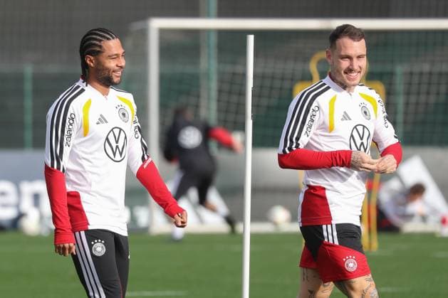 13.11.2025, xgox, Fussball - Nationalmannschaft Training emspor, v.l. Serge Gnabry (Deutschland, ), David Raum (Deutschland, ) (DFL DFB REGULATIONS PROHIBIT ANY USE OF PHOTOGRAPHS as IMAGE SEQUENCES and or QUASI-VIDEO) Wolfsburg