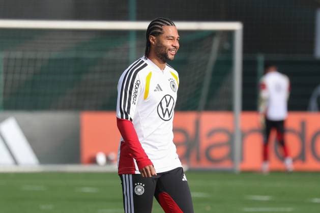 13.11.2025, xgox, Fussball - Nationalmannschaft Training emspor, v.l. Serge Gnabry (Deutschland, ) (DFL DFB REGULATIONS PROHIBIT ANY USE OF PHOTOGRAPHS as IMAGE SEQUENCES and or QUASI-VIDEO) Wolfsburg