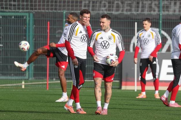 13.11.2025, xgox, Fussball - Nationalmannschaft Training emspor, v.l. Leon Goretzka (Deutschland, ), David Raum (Deutschland, ) (DFL DFB REGULATIONS PROHIBIT ANY USE OF PHOTOGRAPHS as IMAGE SEQUENCES and or QUASI-VIDEO) Wolfsburg