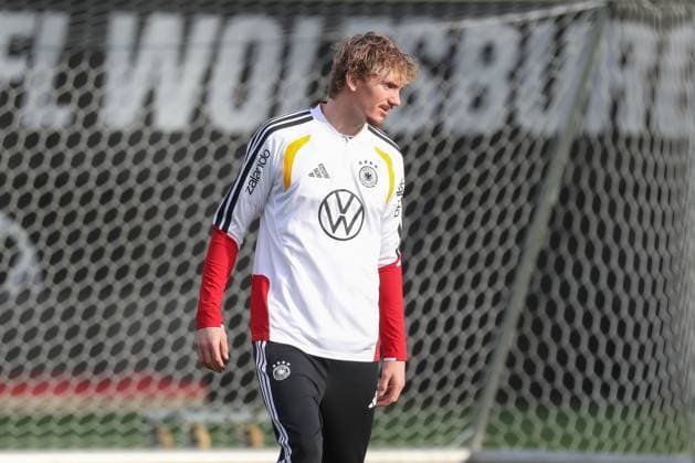 13.11.2025, xgox, Fussball - Nationalmannschaft Training emspor, v.l. Nick Woltemade (Deutschland, ) (DFL DFB REGULATIONS PROHIBIT ANY USE OF PHOTOGRAPHS as IMAGE SEQUENCES and or QUASI-VIDEO) Wolfsburg