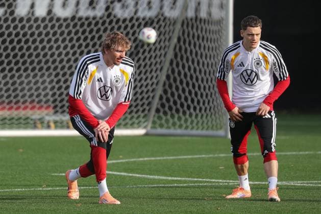 13.11.2025, xgox, Fussball - Nationalmannschaft Training emspor, v.l. Nick Woltemade (Deutschland, ), Florian Wirtz (Deutschland, ) (DFL DFB REGULATIONS PROHIBIT ANY USE OF PHOTOGRAPHS as IMAGE SEQUENCES and or QUASI-VIDEO) Wolfsburg