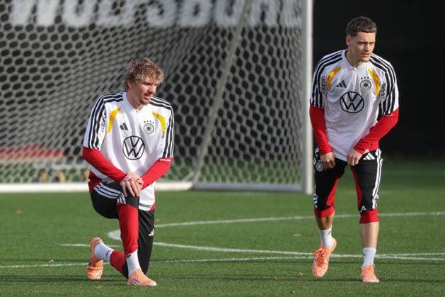 13.11.2025, xgox, Fussball - Nationalmannschaft Training emspor, v.l. Nick Woltemade (Deutschland, ), Florian Wirtz (Deutschland, ) (DFL DFB REGULATIONS PROHIBIT ANY USE OF PHOTOGRAPHS as IMAGE SEQUENCES and or QUASI-VIDEO) Wolfsburg