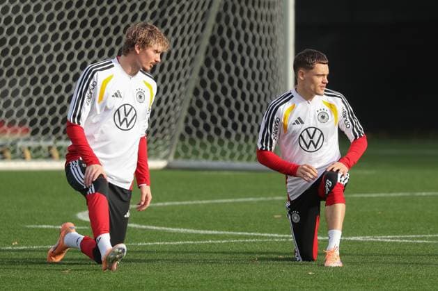 13.11.2025, xgox, Fussball - Nationalmannschaft Training emspor, v.l. Nick Woltemade (Deutschland, ), Florian Wirtz (Deutschland, ) (DFL DFB REGULATIONS PROHIBIT ANY USE OF PHOTOGRAPHS as IMAGE SEQUENCES and or QUASI-VIDEO) Wolfsburg