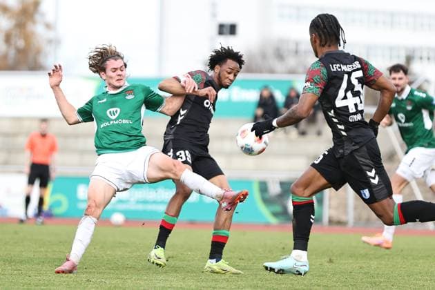 13. November 2025, Fussball, Herren, Testspiel, FC Schweinfurt 05 - 1. FC Magdeburg Von links: Devin Angleberger (FC Schweinfurt 05, 03) gegen Kandet Diawara (1. FC Magdeburg, 39) Gotha Volksstadion Gotha Thüringen Deutschland