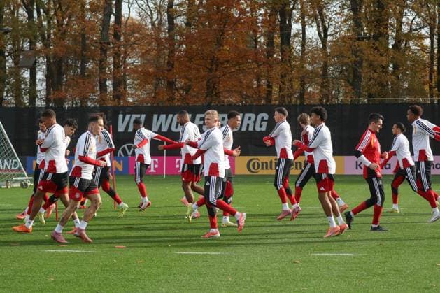13.11.2025, xgox, Fussball - Nationalmannschaft Training emspor, v.l. Die Mannschaft beim Warm machen (DFL DFB REGULATIONS PROHIBIT ANY USE OF PHOTOGRAPHS as IMAGE SEQUENCES and or QUASI-VIDEO) Wolfsburg