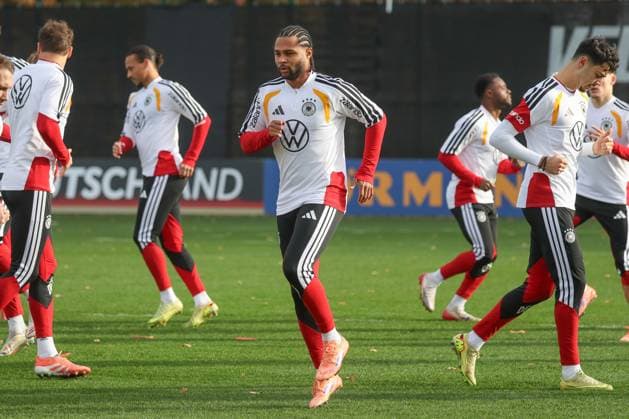 13.11.2025, xgox, Fussball - Nationalmannschaft Training emspor, v.l. Serge Gnabry (Deutschland, ) (DFL DFB REGULATIONS PROHIBIT ANY USE OF PHOTOGRAPHS as IMAGE SEQUENCES and or QUASI-VIDEO) Wolfsburg