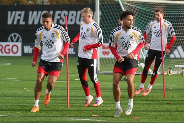 13.11.2025, xgox, Fussball - Nationalmannschaft Training emspor, v.l. Kevin Schade (Deutschland, ), Malick Thiaw (Deutschland, ) (DFL DFB REGULATIONS PROHIBIT ANY USE OF PHOTOGRAPHS as IMAGE SEQUENCES and or QUASI-VIDEO) Wolfsburg