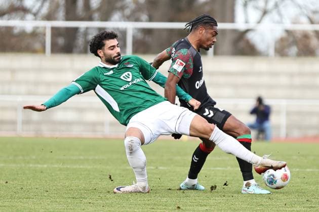13. November 2025, Fussball, Herren, Testspiel, FC Schweinfurt 05 - 1. FC Magdeburg Von links: Ekin Celebi (FC Schweinfurt 05, 11) gegen Ado Onaiwu (1. FC Magdeburg, 45) Gotha Volksstadion Gotha Thüringen Deutschland