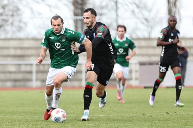 13. November 2025, Fussball, Herren, Testspiel, FC Schweinfurt 05 - 1. FC Magdeburg Von links: Manuel Wintzheimer (FC Schweinfurt 05, 25) gegen Falko Michel (1. FC Magdeburg, 21) Gotha Volksstadion Gotha Thüringen Deutschland