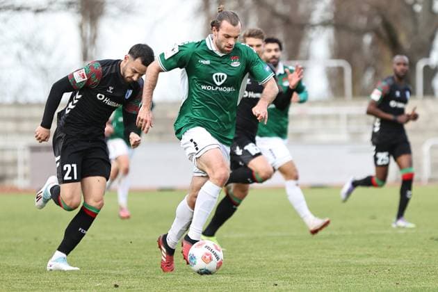 13. November 2025, Fussball, Herren, Testspiel, FC Schweinfurt 05 - 1. FC Magdeburg Von links: Falko Michel (1. FC Magdeburg, 21) gegen Manuel Wintzheimer (FC Schweinfurt 05, 25) Gotha Volksstadion Gotha Thüringen Deutschland