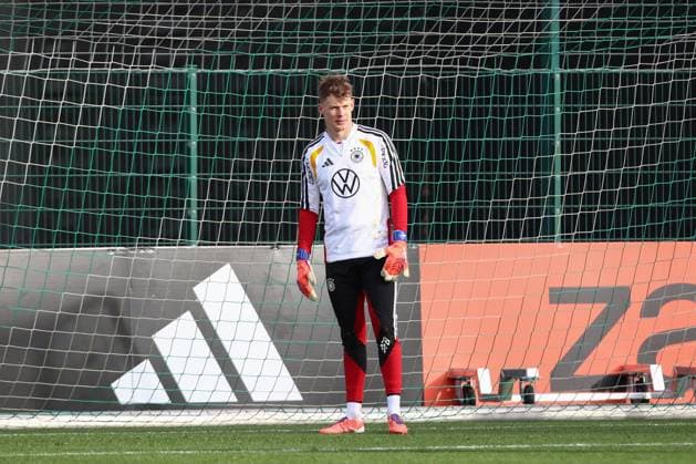 13.11.2025, xtgx, Fussball Nationalmannschaft, Abschlusstraining in Wolfsburg emspor, v.l. Alexander Nuebel (Nübel, Deutschland) (DFL DFB REGULATIONS PROHIBIT ANY USE OF PHOTOGRAPHS as IMAGE SEQUENCES and or QUASI-VIDEO) Wolfsburg