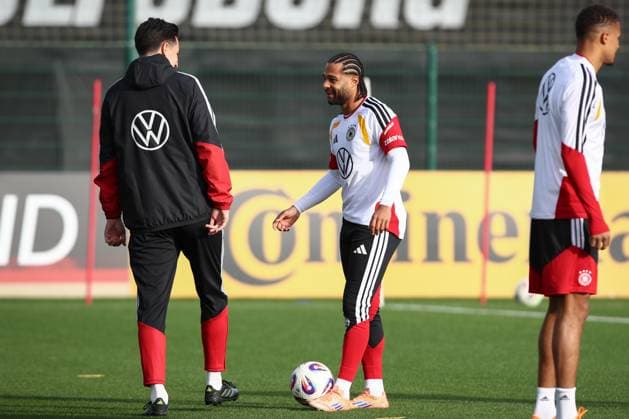 13.11.2025, xtgx, Fussball Nationalmannschaft, Abschlusstraining in Wolfsburg emspor, v.l. Co Trainer Benjamin Hübner, Serge Gnabry (Deutschland) (DFL DFB REGULATIONS PROHIBIT ANY USE OF PHOTOGRAPHS as IMAGE SEQUENCES and or QUASI-VIDEO) Wolfsburg