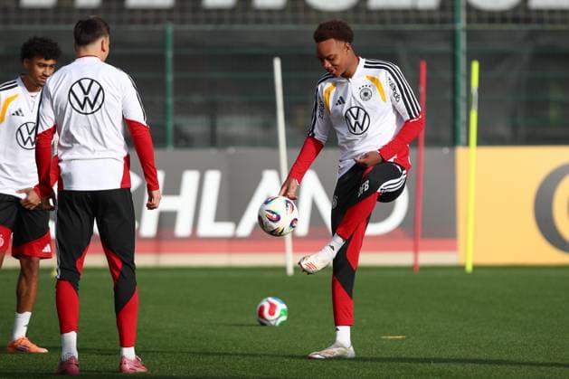 13.11.2025, xtgx, Fussball Nationalmannschaft, Abschlusstraining in Wolfsburg emspor, v.l. Forzan Assan Ouedraogo (Deutschland) (DFL DFB REGULATIONS PROHIBIT ANY USE OF PHOTOGRAPHS as IMAGE SEQUENCES and or QUASI-VIDEO) Wolfsburg