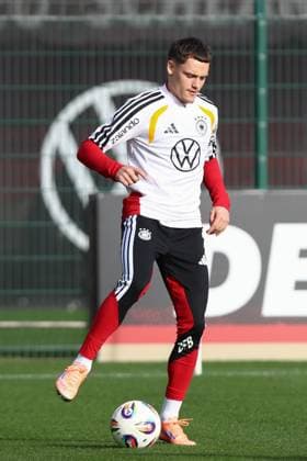 13.11.2025, xtgx, Fussball Nationalmannschaft, Abschlusstraining in Wolfsburg emspor, v.l. Florian Wirtz (Deutschland) Freisteller, Einzelbild, Ganzkoerper, single frame (DFL DFB REGULATIONS PROHIBIT ANY USE OF PHOTOGRAPHS as IMAGE SEQUENCES and or QUASI-VIDEO) Wolfsburg