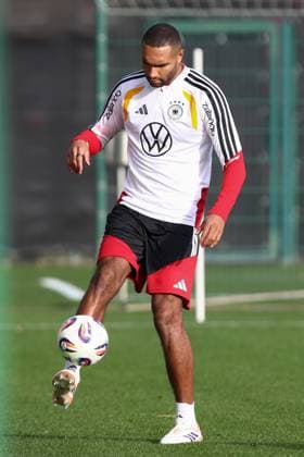 13.11.2025, xtgx, Fussball Nationalmannschaft, Abschlusstraining in Wolfsburg emspor, v.l. Jonathan Tah (Deutschland) Freisteller, Einzelbild, Ganzkoerper, single frame (DFL DFB REGULATIONS PROHIBIT ANY USE OF PHOTOGRAPHS as IMAGE SEQUENCES and or QUASI-VIDEO) Wolfsburg
