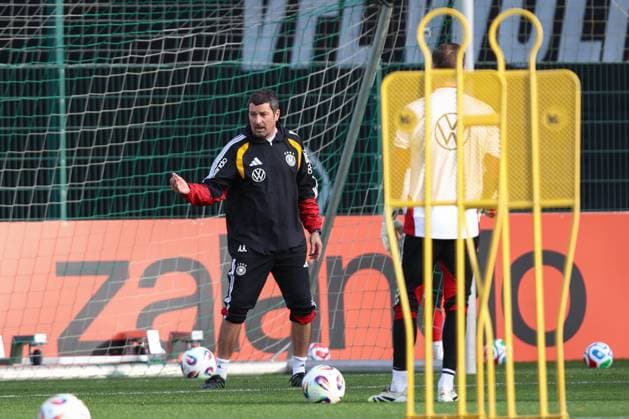 13.11.2025, xtgx, Fussball Nationalmannschaft, Abschlusstraining in Wolfsburg emspor, v.l. Andreas Kronenberg gibt Anweisungen, gestikuliert mit den Armen, gesticulate, gives instructions (DFL DFB REGULATIONS PROHIBIT ANY USE OF PHOTOGRAPHS as IMAGE SEQUENCES and or QUASI-VIDEO) Wolfsburg