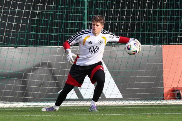 13.11.2025, xtgx, Fussball Nationalmannschaft, Abschlusstraining in Wolfsburg emspor, v.l. Finn Dahmen (Deutschland) (DFL DFB REGULATIONS PROHIBIT ANY USE OF PHOTOGRAPHS as IMAGE SEQUENCES and or QUASI-VIDEO) Wolfsburg