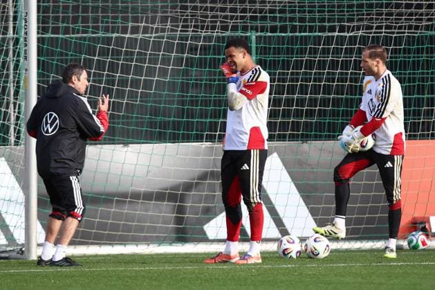 13.11.2025, xtgx, Fussball Nationalmannschaft, Abschlusstraining in Wolfsburg emspor, v.l. Andreas Kronenberg, Noah Atuboulu (Deutschland), Oliver Baumann (Deutschland) (DFL DFB REGULATIONS PROHIBIT ANY USE OF PHOTOGRAPHS as IMAGE SEQUENCES and or QUASI-VIDEO) Wolfsburg