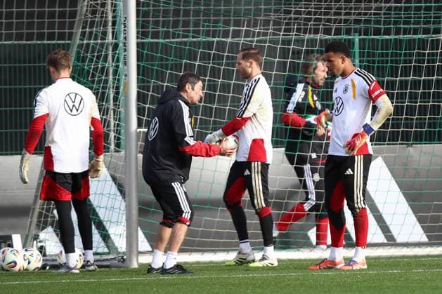 13.11.2025, xtgx, Fussball Nationalmannschaft, Abschlusstraining in Wolfsburg emspor, v.l. Finn Dahmen (Deutschland), Andreas Kronenberg, Oliver Baumann (Deutschland), Noah Atuboulu (Deutschland), (DFL DFB REGULATIONS PROHIBIT ANY USE OF PHOTOGRAPHS as IMAGE SEQUENCES and or QUASI-VIDEO) Wolfsburg