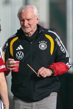 13.11.2025, xtgx, Fussball Nationalmannschaft, Abschlusstraining in Wolfsburg emspor, v.l. Rudi Voeller (Völler, Deutschland, Direktor Profifussball) (DFL DFB REGULATIONS PROHIBIT ANY USE OF PHOTOGRAPHS as IMAGE SEQUENCES and or QUASI-VIDEO) Wolfsburg