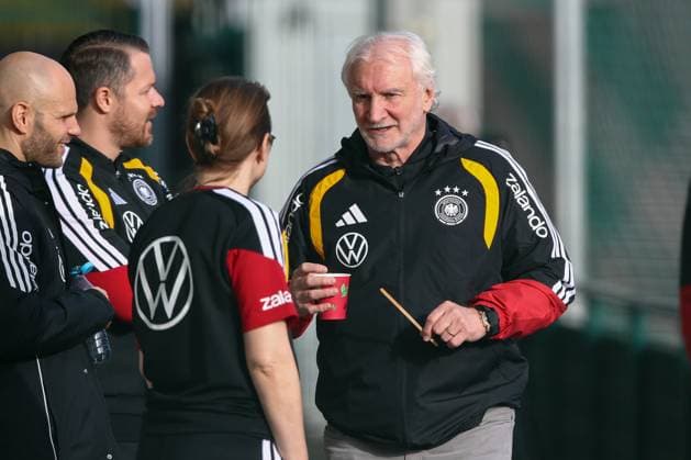 13.11.2025, xtgx, Fussball Nationalmannschaft, Abschlusstraining in Wolfsburg emspor, v.l. Rudi Voeller (Völler, Deutschland, Direktor Profifussball) (DFL DFB REGULATIONS PROHIBIT ANY USE OF PHOTOGRAPHS as IMAGE SEQUENCES and or QUASI-VIDEO) Wolfsburg