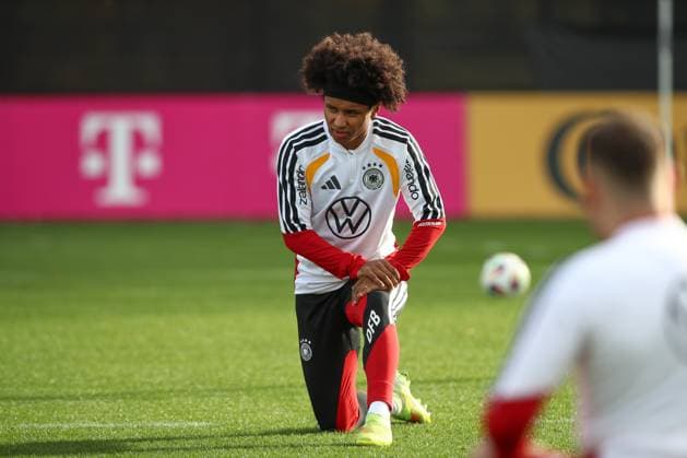 13.11.2025, xtgx, Fussball Nationalmannschaft, Abschlusstraining in Wolfsburg emspor, v.l. Karim Adeyimi (Deutschland) (DFL DFB REGULATIONS PROHIBIT ANY USE OF PHOTOGRAPHS as IMAGE SEQUENCES and or QUASI-VIDEO) Wolfsburg