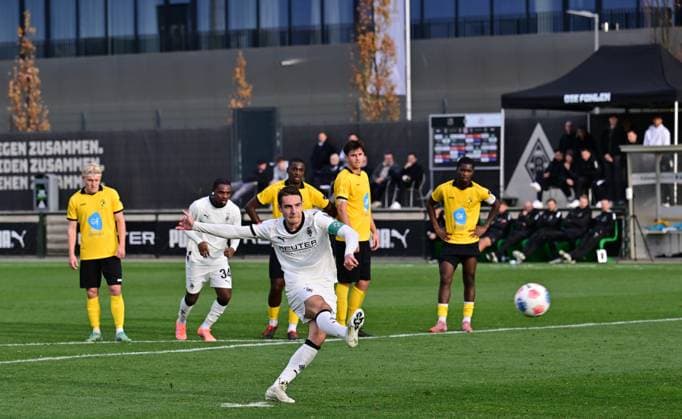 13.11.2025; Moenchengladbach; Fussball, Herren, Saison 2025 2026, Testspiel Borussia Moenchengladbach vs. K. Lierse SK Florian Neuhaus (Gladbach) schiesst den Elfmeter über das Tor DFL regulations prohibit any use of photographs as image sequences and or quasi-video. Gemaess den Vorgaben der DFL Deutsche Fussball Liga ist es untersagt, in dem Stadion und oder vom Spiel angefertigte Fotoaufnahmen in Form von Sequenzbildern und oder videoaehnlichen Fotostrecken zu verwerten bzw. Verwerten zu lassen Moenchengladbach NRW Deutschland xx