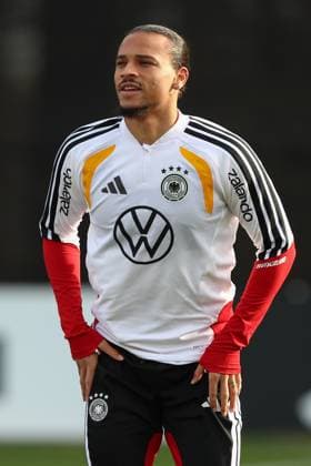 13.11.2025, xtgx, Fussball Nationalmannschaft, Abschlusstraining in Wolfsburg emspor, v.l. Leroy Sane (Deutschland) (DFL DFB REGULATIONS PROHIBIT ANY USE OF PHOTOGRAPHS as IMAGE SEQUENCES and or QUASI-VIDEO) Wolfsburg
