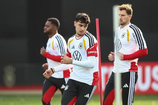13.11.2025, xtgx, Fussball Nationalmannschaft, Abschlusstraining in Wolfsburg emspor, v.l. Aleksandar Pavlovic (Deutschland), Leon Goretzka (Deutschland) (DFL DFB REGULATIONS PROHIBIT ANY USE OF PHOTOGRAPHS as IMAGE SEQUENCES and or QUASI-VIDEO) Wolfsburg