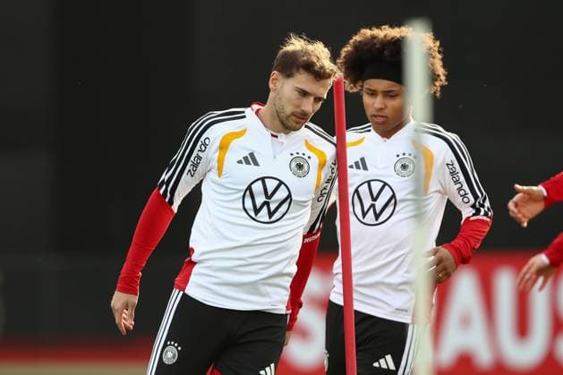 13.11.2025, xtgx, Fussball Nationalmannschaft, Abschlusstraining in Wolfsburg emspor, v.l. Leon Goretzka (Deutschland), Karim Adeyimi (Deutschland) (DFL DFB REGULATIONS PROHIBIT ANY USE OF PHOTOGRAPHS as IMAGE SEQUENCES and or QUASI-VIDEO) Wolfsburg