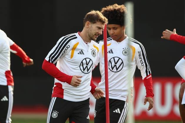13.11.2025, xtgx, Fussball Nationalmannschaft, Abschlusstraining in Wolfsburg emspor, v.l. Leon Goretzka (Deutschland), Karim Adeyimi (Deutschland) (DFL DFB REGULATIONS PROHIBIT ANY USE OF PHOTOGRAPHS as IMAGE SEQUENCES and or QUASI-VIDEO) Wolfsburg