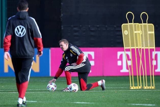 13.11.2025, xtgx, Fussball Nationalmannschaft, Abschlusstraining in Wolfsburg emspor, v.l. Julian Nagelsmann (Deutschland, Trainer) (DFL DFB REGULATIONS PROHIBIT ANY USE OF PHOTOGRAPHS as IMAGE SEQUENCES and or QUASI-VIDEO) Wolfsburg