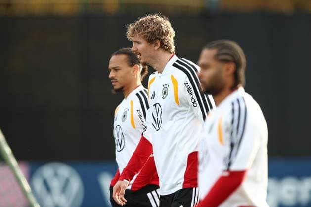 13.11.2025, xtgx, Fussball Nationalmannschaft, Abschlusstraining in Wolfsburg emspor, v.l. Leroy Sane (Deutschland), Nick Woltemade (Deutschland) (DFL DFB REGULATIONS PROHIBIT ANY USE OF PHOTOGRAPHS as IMAGE SEQUENCES and or QUASI-VIDEO) Wolfsburg