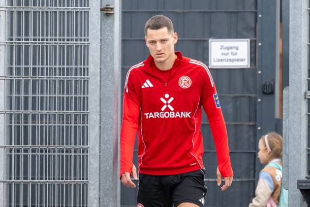 13.11.2025, Fussball: 2. Bundesliga, Saison 2025 2026, oeffentliches Training, Fortuna Duesseldorf auf dem Trainingsgelände an der Merkur Spiel-Arena in Duesseldorf. Zan Celar (Fortuna Duesseldorf, 09) kommt auf den Platz. Foto: Kirchner-Media TH Copyright: xKirchner-Media THx