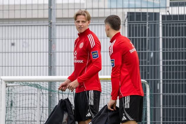 13.11.2025, Fussball: 2. Bundesliga, Saison 2025 2026, oeffentliches Training, Fortuna Duesseldorf auf dem Trainingsgelände an der Merkur Spiel-Arena in Duesseldorf. Jesper Daland (Fortuna Duesseldorf, 02) und Danny Schmidt (Fortuna Duesseldorf, 22) im Gespraech. Foto: Kirchner-Media TH Copyright: xKirchner-Media THx