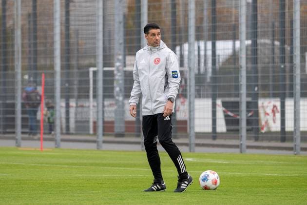 13.11.2025, Fussball: 2. Bundesliga, Saison 2025 2026, oeffentliches Training, Fortuna Duesseldorf auf dem Trainingsgelände an der Merkur Spiel-Arena in Duesseldorf. Ilia Gruev (Fortuna Duesseldorf, Co-Trainer) schaut sich suchend um. Foto: Kirchner-Media TH Copyright: xKirchner-Media THx