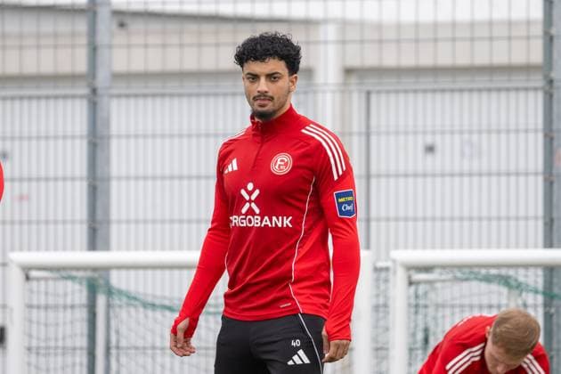 13.11.2025, Fussball: 2. Bundesliga, Saison 2025 2026, oeffentliches Training, Fortuna Duesseldorf auf dem Trainingsgelände an der Merkur Spiel-Arena in Duesseldorf. Hamza Anhari (Fortuna Duesseldorf, 40) kommt auf den Platz. Foto: Kirchner-Media TH Copyright: xKirchner-Media THx
