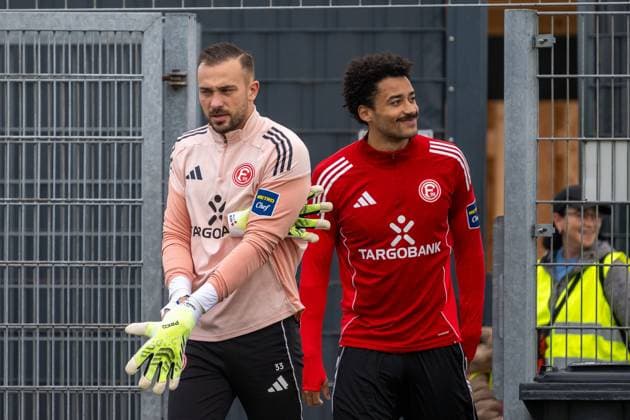 13.11.2025, Fussball: 2. Bundesliga, Saison 2025 2026, oeffentliches Training, Fortuna Duesseldorf auf dem Trainingsgelände an der Merkur Spiel-Arena in Duesseldorf. Florian Kastenmeier (Fortuna Duesseldorf, 33) und Emmanuel Iyoha (Fortuna Duesseldorf, 19) kommen auf den Platz. Foto: Kirchner-Media TH Copyright: xKirchner-Media THx