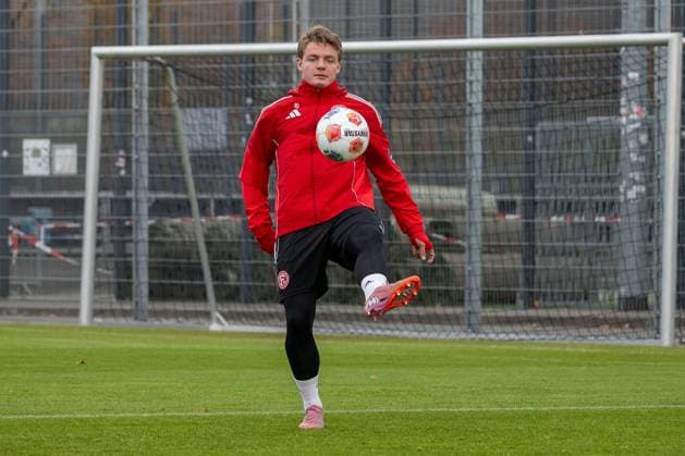 13.11.2025, Fussball: 2. Bundesliga, Saison 2025 2026, oeffentliches Training, Fortuna Duesseldorf auf dem Trainingsgelände an der Merkur Spiel-Arena in Duesseldorf. Christian Rasmussen (Fortuna Duesseldorf, 10) am Ball. Foto: Kirchner-Media TH Copyright: xKirchner-Media THx
