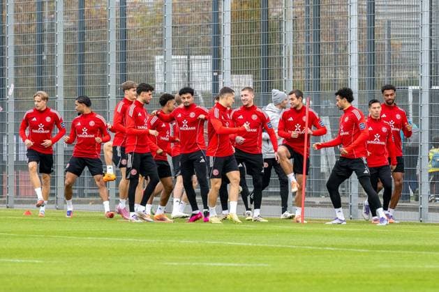 13.11.2025, Fussball: 2. Bundesliga, Saison 2025 2026, oeffentliches Training, Fortuna Duesseldorf auf dem Trainingsgelände an der Merkur Spiel-Arena in Duesseldorf. Die Mannschaft beim Aufwaermen. Foto: Kirchner-Media TH Copyright: xKirchner-Media THx