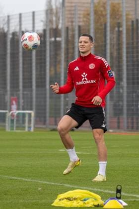 13.11.2025, Fussball: 2. Bundesliga, Saison 2025 2026, oeffentliches Training, Fortuna Duesseldorf auf dem Trainingsgelände an der Merkur Spiel-Arena in Duesseldorf. Zan Celar (Fortuna Duesseldorf, 09) hat den Ball gespielt. Foto: Kirchner-Media TH Copyright: xKirchner-Media THx