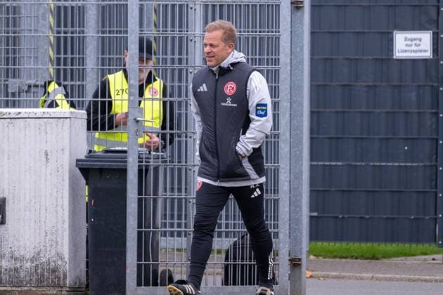 13.11.2025, Fussball: 2. Bundesliga, Saison 2025 2026, oeffentliches Training, Fortuna Duesseldorf auf dem Trainingsgelände an der Merkur Spiel-Arena in Duesseldorf. Markus Anfang (Fortuna Duesseldorf, Cheftrainer) kommt auf den Platz. Foto: Kirchner-Media TH Copyright: xKirchner-Media THx