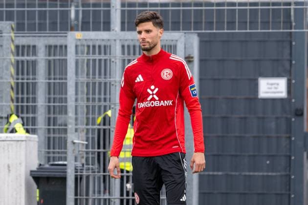 13.11.2025, Fussball: 2. Bundesliga, Saison 2025 2026, oeffentliches Training, Fortuna Duesseldorf auf dem Trainingsgelände an der Merkur Spiel-Arena in Duesseldorf. Anouar El Azzouri (Fortuna Duesseldorf, 08) kommt auf den Platz. Foto: Kirchner-Media TH Copyright: xKirchner-Media THx