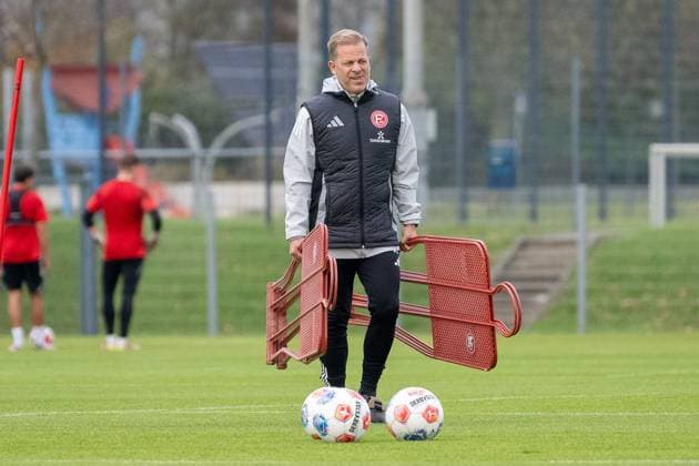 13.11.2025, Fussball: 2. Bundesliga, Saison 2025 2026, oeffentliches Training, Fortuna Duesseldorf auf dem Trainingsgelände an der Merkur Spiel-Arena in Duesseldorf. Markus Anfang (Fortuna Duesseldorf, Cheftrainer) beim Uebungaaufbau. Foto: Kirchner-Media TH Copyright: xKirchner-Media THx