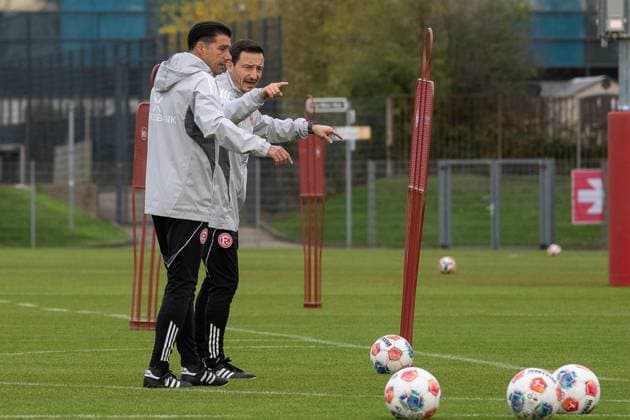 13.11.2025, Fussball: 2. Bundesliga, Saison 2025 2026, oeffentliches Training, Fortuna Duesseldorf auf dem Trainingsgelände an der Merkur Spiel-Arena in Duesseldorf. Florian Junge (Fortuna Duesseldorf, Co-Trainer), rechts, und Ilia Gruev (Fortuna Duesseldorf, Co-Trainer) gehen den Uebungsablauf durch. Foto: Kirchner-Media TH Copyright: xKirchner-Media THx