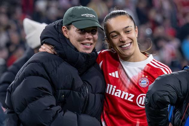 Die verletzte Lena Oberdorf (FC Bayern Muenchen Frauen, 08) mit Natalia Padilla Bidas (FC Bayern Muenchen Frauen, 23) GER, FC Bayern Muenchen Frauen vs. Arsenal Woman FC, Fussball, Champions League Frauen, Ligaphase 3. Spieltag , Saison 2025 2026, 12.11.2025. GER, FC Bayern Muenchen Frauen vs. Arsenal Woman FC, Fussball, Champions League Frauen, Ligaphase 3. Spieltag , Saison 2025 2026, 12.11.2025. Muenchen Copyright: xEibner-Pressefoto HeikexFeinerx EP_HFR