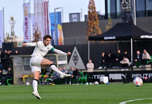13.11.2025; Moenchengladbach; Fussball, Herren, Saison 2025 2026, Testspiel Borussia Moenchengladbach vs. K. Lierse SK Florian Neuhaus (Gladbach) zieht ab DFL regulations prohibit any use of photographs as image sequences and or quasi-video. Gemaess den Vorgaben der DFL Deutsche Fussball Liga ist es untersagt, in dem Stadion und oder vom Spiel angefertigte Fotoaufnahmen in Form von Sequenzbildern und oder videoaehnlichen Fotostrecken zu verwerten bzw. Verwerten zu lassen Moenchengladbach NRW Deutschland xx